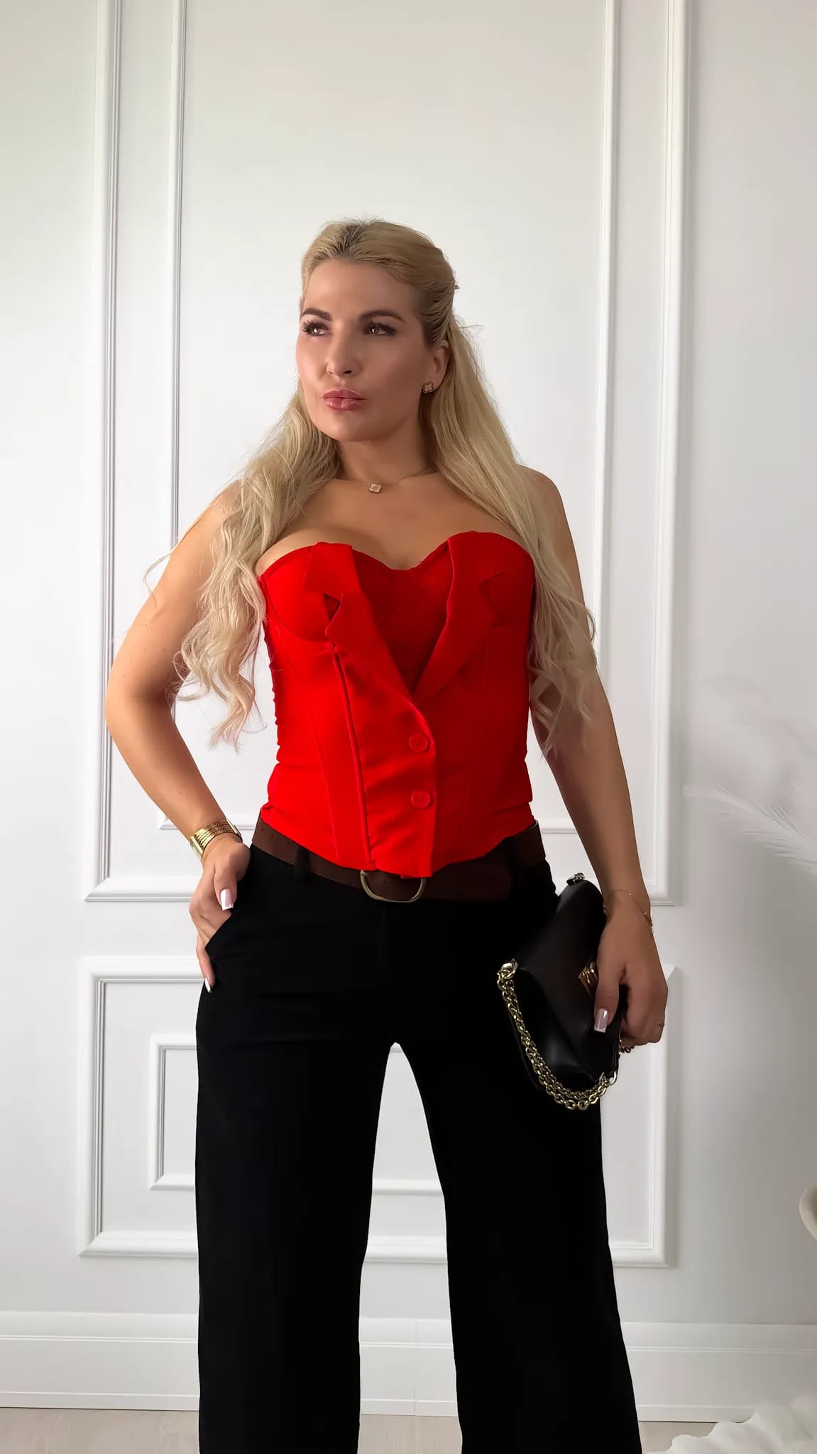 Elegants , stila korsete ar modernu pieskaņu.